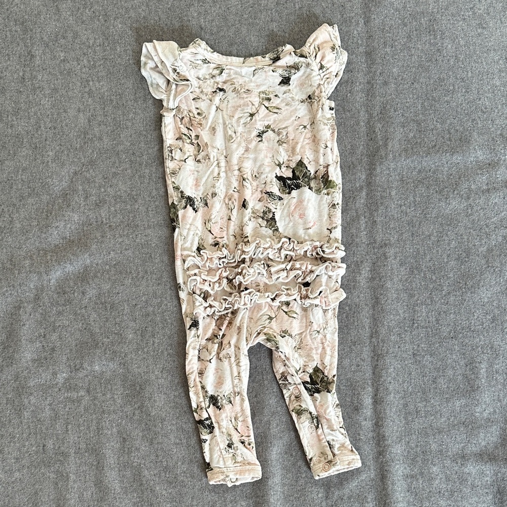 Little Bum Bums Floral Ruffled Baby Romper with Wooden Buttons 0-3 Months - Picture 3 of 4